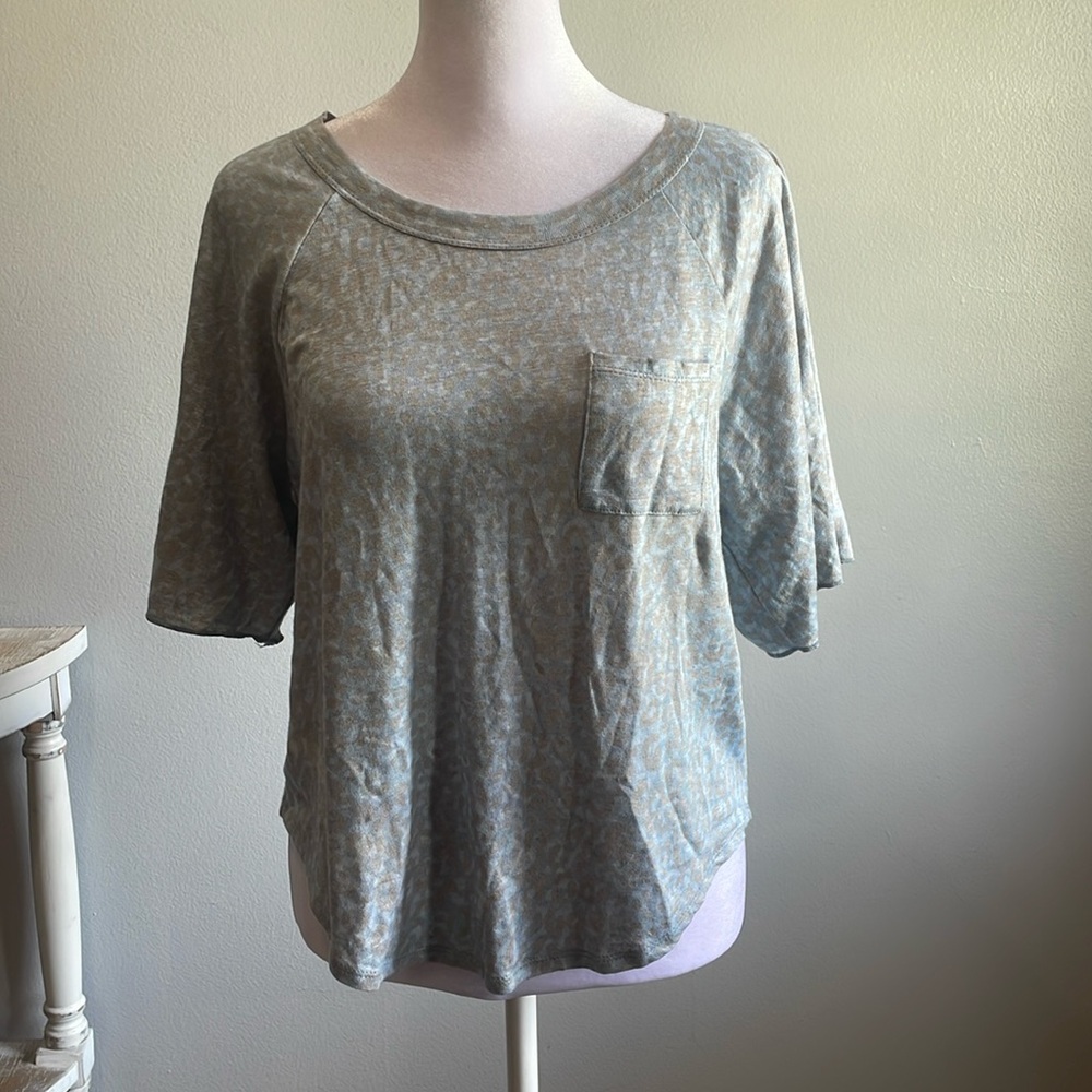 [Chaser] Blue/Crean Leopard Pattern Shirt - Size Small